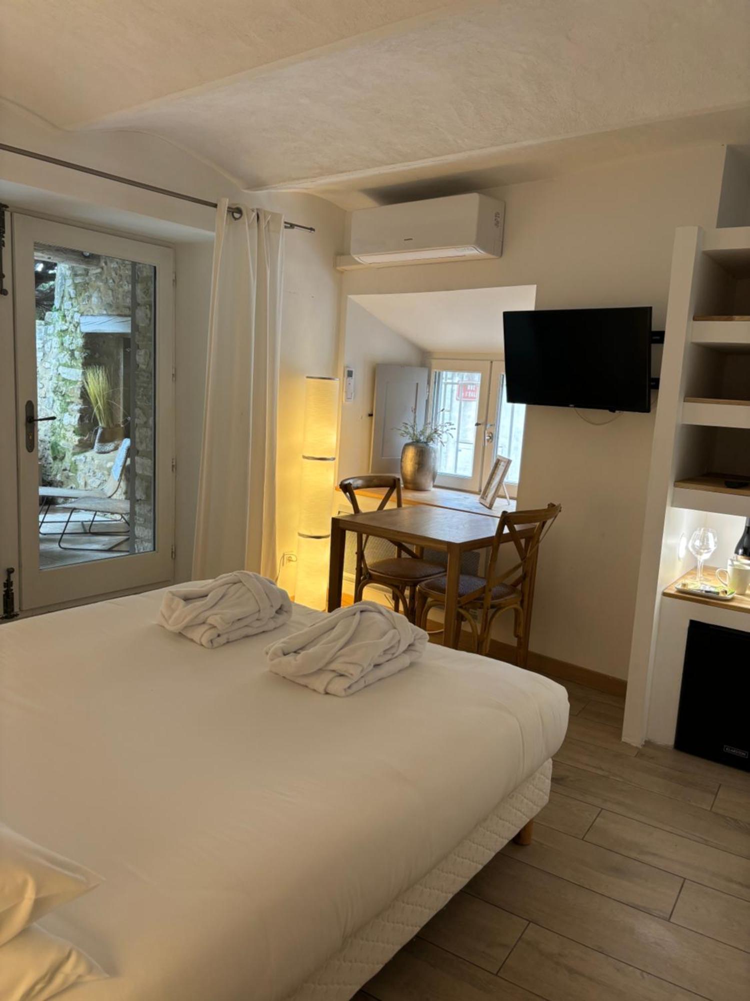 La Maison Des Vendangeurs - Table D'Hotes Le Soir Du Jeudi Au Dimanche- Jacuzzi - Balneo Spa - Acces Piscine Pour Toutes Les Chambres Sauf Studio Coquet- Piscine De Mai A Mi-Octobre Martignargues Экстерьер фото